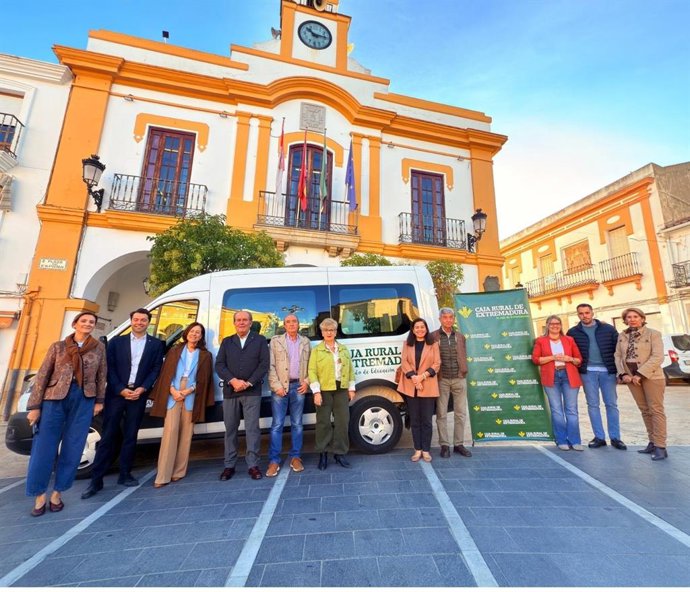 Responsables de Caja Rural de Extremadura entregan un vehículo al Ayuntamiento de Campanario