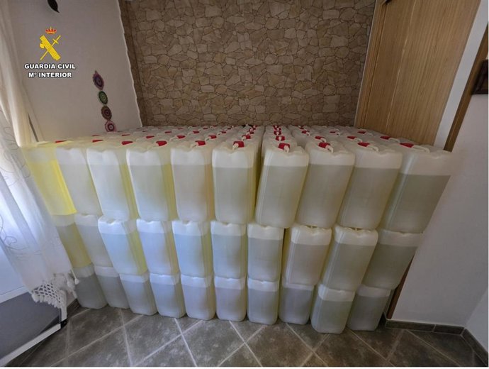 Garrafas de gasolina incautadas en un operativo contra el petaqueo a narcolanchas en Algeciras (Cádiz)
