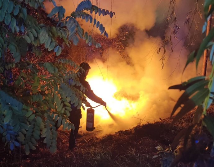 La intervención de un agente de Policía Local ha impedido que el fuego se extienda.