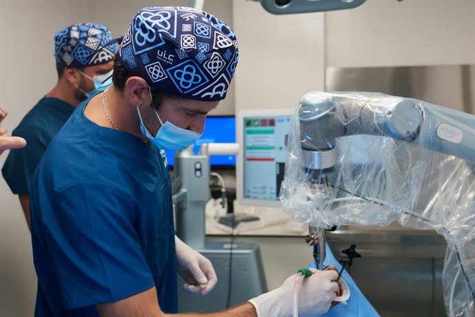 La UIC realiza la primera cirugía de implantes en Catalunya con un robot autónomo
