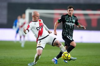Archivo - Isi Palazon of Rayo Vallecano controls the ball during the Spanish League, LaLiga EA Sports, football match played between Rayo Vallecano and Elche CF at Estadio de Vallecas on April 03, 2026, in Madrid, Spain.