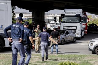 Napoli, Campania, Italia: IPA90035574 - The mobilization of transportation sector workers continues: one lane of Via Nuova Marina in Naples, heading toward the Bausan entrance to the port, has been blocked by several dozen protesters in support of truck d