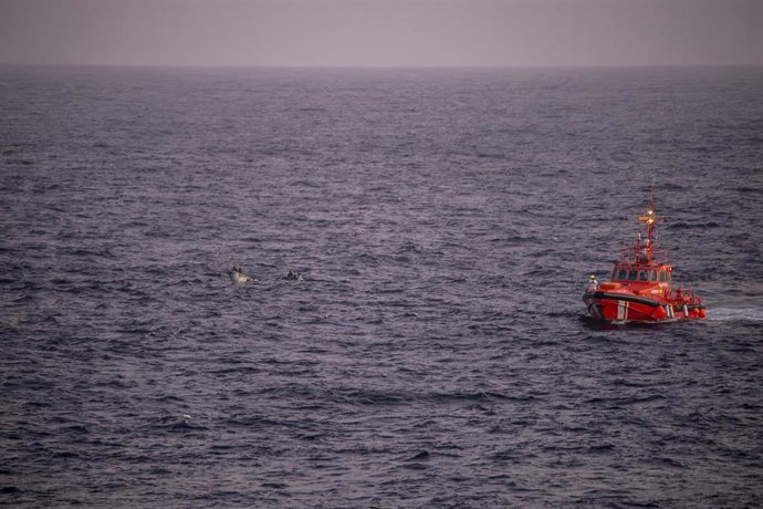 Archivo - La Salvamar Adhara recoge un cayuco y lo lleva al puerto de La Restinga, a 20 de noviembre de 2024, en La Restinga, El Hierro, Santa Cruz de Tenerife, Canarias (España).