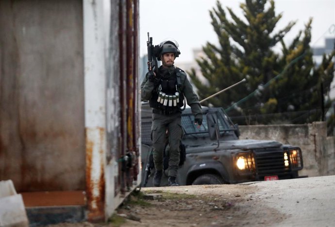 Archivo - Arquivo - 16 de fevereiro de 2023, Hebron, Cisjordânia, Território Palestino: Policiais de fronteira israelenses caminham perto da casa de um palestino que realizou um ataque a tiros no assentamento judeu de Kiryat Arba, após a demolição da mesm