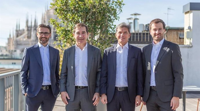 Archivo - Desde la izquierda: Walter Rizzi, responsable de Banca Digital de BBVA Italia; Carlos Torres, presidente de BBVA; Alberto Maroni, responsable de BBVA CIB Italia; y Murat Kalkan, responsable global de Bancos Digitales de BBVA.