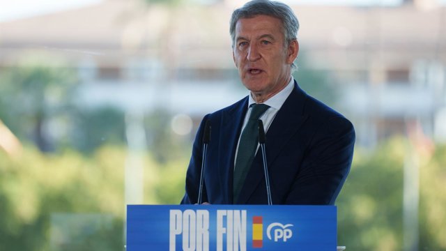 Imagen de archivo del presidente del PP, Alberto Núñez Feijóo, en un acto público de precampaña sobre vivienda celebrado en Sevilla.