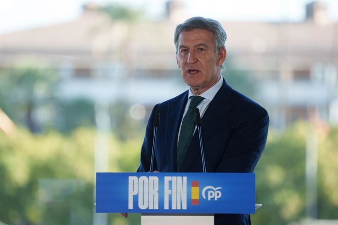 O presidente do PP, Alberto Núñez Feijóo, discursa no evento público de pré-campanha sobre habitação realizado em Sevilha. Em 21 de outubro de 2026, em Sevilha, Andaluzia (Espanha). O presidente do PP, Alberto Núñez Feijóo, e o presidente do PP-A e do 