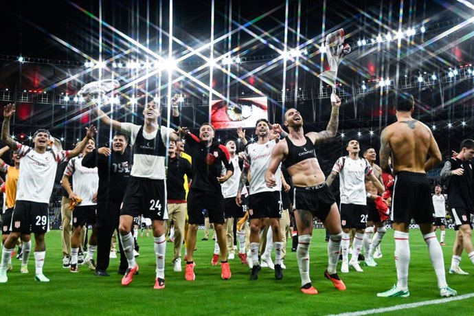 October 22, 2026, Rio De Janeiro, Rio De Janeiro, Brazil: RIO DE JANEIRO, BRAZIL - OCTOBER 22: Estudiantes de La Plata celebrates after winning the Copa CONMEBOL Libertadores Semi-final second leg match between Flamengo and Estudiantes de La Plata at Mara