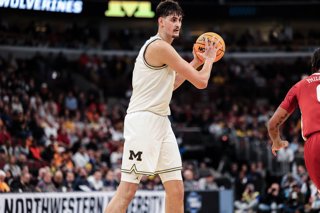 Archivo - March 27, 2026, Chicago, Illinois, United States: Aday Mara of the Michigan Wolverines in action against the Alabama Crimson Tide in the Sweet 16 round of the NCAA Men's Basketball Tournament at the United Center in Chicago, Illinois. Final scor