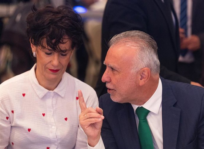 El ministro de Política Territorial y Memoria Democrática, Ángel Víctor Torres, y la ministra de Inclusión, Seguridad Social y Migraciones, Elma Saiz, durante un desayuno informativo de Fórum Europa, a 23 de octubre de 2026, en Madrid (España).