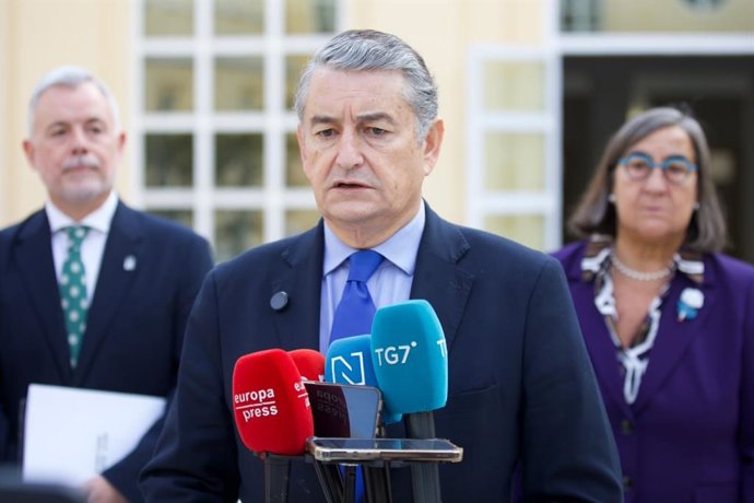 El vicepresidente primero y consejero de Presidencia, Sanidad y Emergencias de la Junta de Andalucía, Antonio Sanz, atiende a los medios en Granada.