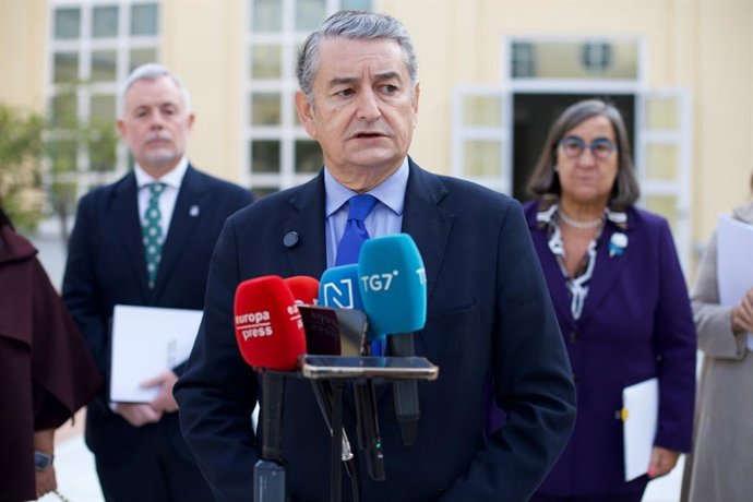 El vicepresidente primero y consejero de Presidencia, Sanidad y Emergencias, Antonio Sanz, en declaraciones a los medios en Granada.