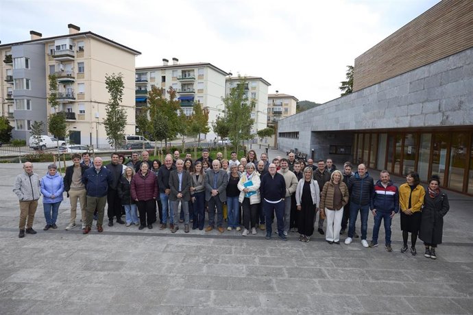 El consejero Aierdi, junto al alcalde de Aoiz, Ángel Unzué, y representantes de las entidades participantes en la IV Jornada Regional del Pacto de las Alcaldías por el Clima y la Energía de Navarra, celebrada en Aoiz.