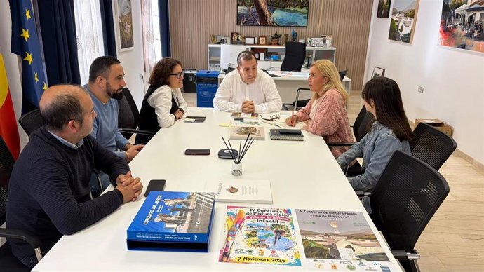 La delegada territorial de Sanidad y Consumo en la provincia de Cádiz, Eva Pajares, con el alcalde de El Bosque.