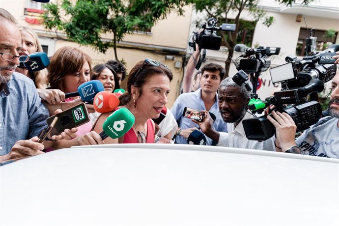 Archivo - La exconcejal socialista Leire Díez a su salida de la sede del PSOE en Ferraz, a 3 de junio de 2025, en Madrid (España).