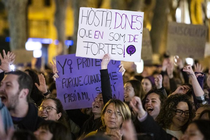 Archivo - Miles de personas protestan con carteles durante la manifestación encabezada por el Moviment Feminista de Mallorca por el 8M