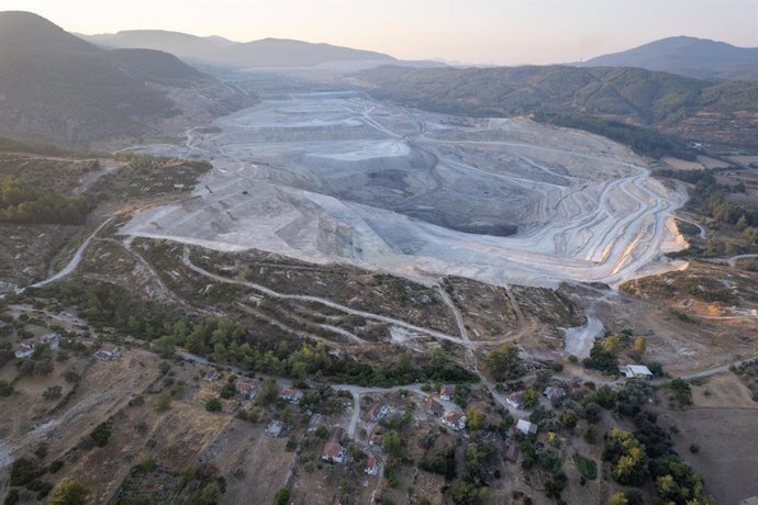 Archivo - August 7, 2026: Mugla, Turkey, August 7, 2026: Akbelen and the expanding open-pit coal mine fill the same frame, with archaeological trenches opened during rescue excavations visible across the mining landscape. As the mine advances toward the f