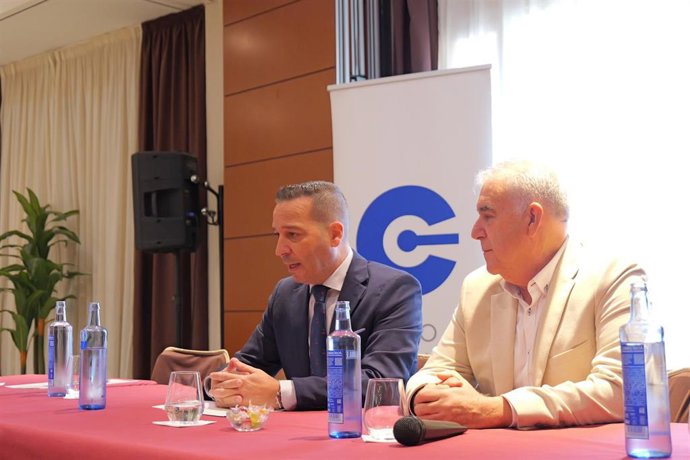 El vicepresidente de la Junta de Extremadura y consejero de Desregulación, Servicios Sociales y Familia, Óscar Fernández Calle, se reúne con representantes del Círculo Empresarial Moralo