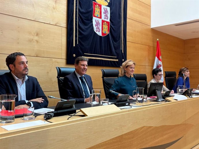 Comprarecencia del Consejero de Economía y Hacienda, Carlos Fernández Carriedo, en la Comisión de Economía y Hacienda de la Junta para presentar el proyecto de presupuestos de 2027