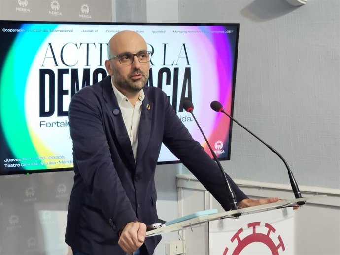El concejal de Migraciones de Mérida, Ángel Calle presenta el congreso Activar la Democracia.