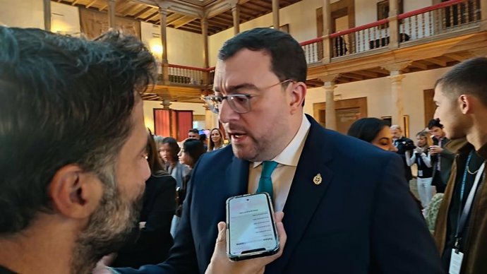 El presidente del Principado de Asturias, Adrián Barbón, en el hall del Hotel de la Reconquista.
