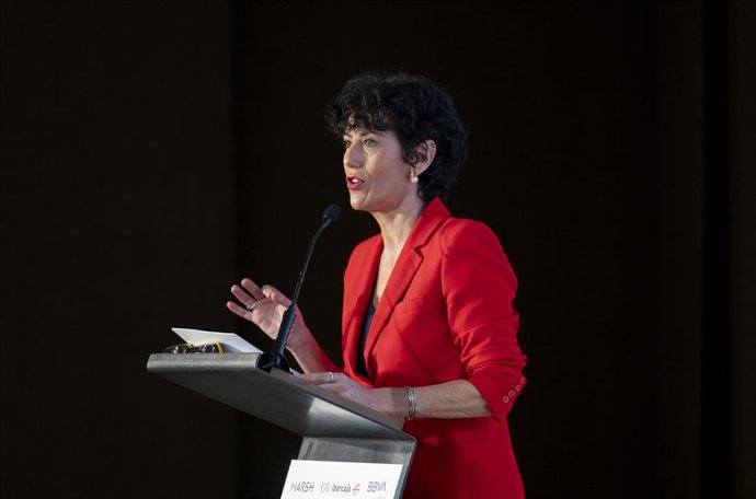 A ministra da Inclusão, Previdência Social e Migração e porta-voz do Governo, Elma Saiz, discursa durante a inauguração do Fórum de Pensões 2026, na sede do COAM, em 15 de outubro de 2026, em Madri (Espanha). O fórum foi organizado pela APD, 