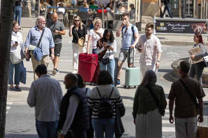 Archivo - Varias personas en una calle de Palma