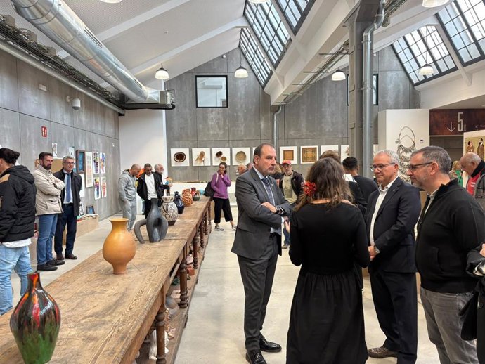 El conseller de Justicia, Ramon Espadaler; el vicealcalde de Cardedeu (Barcelona), Josep Quesada, y la comisaria de la exposición, Ángela Martínez, en el acto de celebración de los 40 años de los talleres artísticos penitenciarios de Catalunya