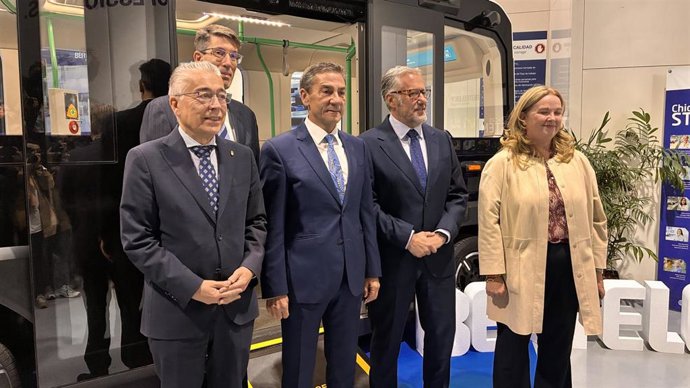 Roberto Sáiz, Ricardo García, Carlos Pollán y Cristina Ayala frente al autobús autónomo Holon Urban.