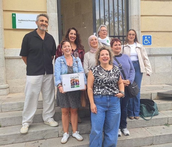 La candidata de Adelante Andalucía al Congreso por Cádiz, María Sánchez, antes de entregar de los avales en la Audiencia Provincial para presentarse a las elecciones generales, acompañada por militantes.