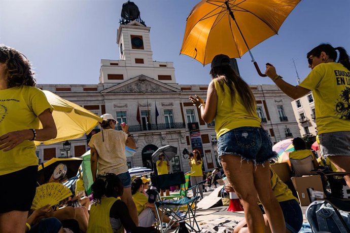 Archivo - Educadoras infantiles frente a la Real Casa de Correos, sede de la Comunidad de Madrid, a 8 de septiembre de 2026, en Madrid (España). 