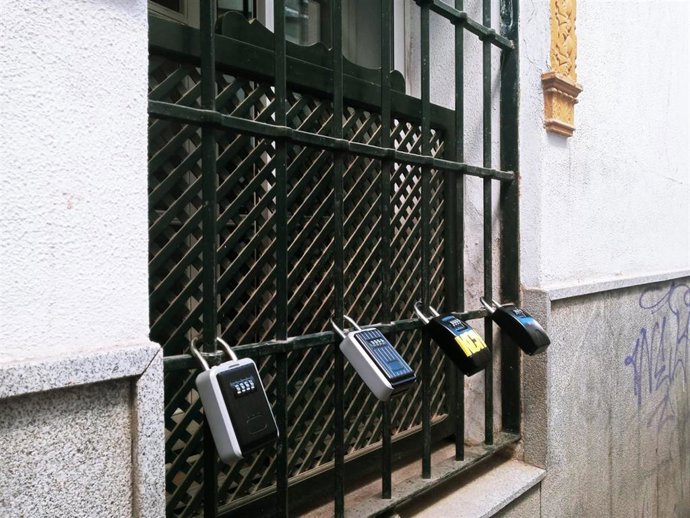 Archivo - Candados de pisos turísticos en el casco antiguo, en una foto de archivo