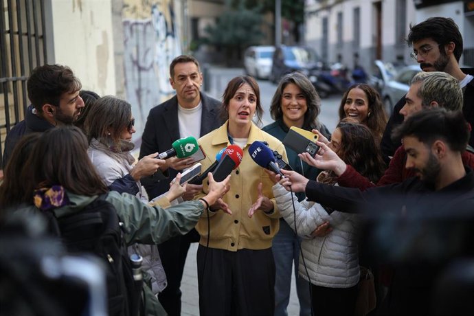 El candidato del Frente Amplio por Madrid, Emilio Delgado, y la portavoz de Más Madrid en el Ayuntamiento de Madrid, Rita Maestre, la diputada de Sumar, Tesh Sidi, y la protavoz de Más Madrid en la Asamblea de Madrid, Manuela Bergerot, atienden a los medi