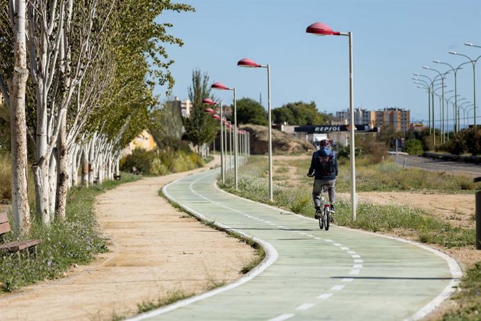 Archivo - Carril bici de Vía Ibérica en el barrio de Valdespartera.
