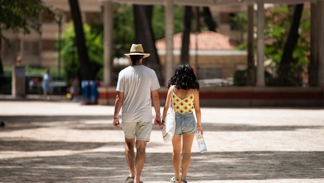 Archivo - Una pareja camina por un parque.