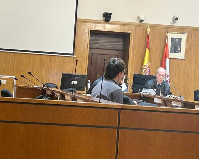 El joven palentino acusado de tráfico de drogas ocupa el banquillo en la Audiencia de Valladolid.