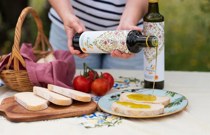 Archivo - Una mujer vierte aceite sobre unas rebanadas de pan