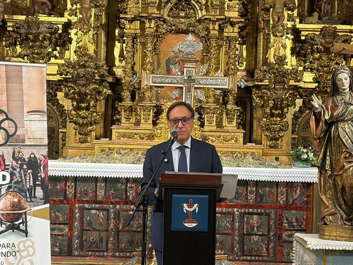 El alcalde de Salamanca, Carlos García Carbayo, en la iglesia de la Veracruz
