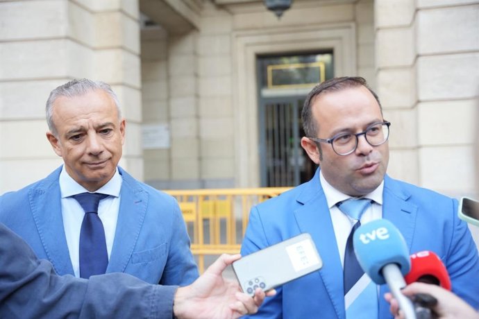 Los letrados Manuel Parrilla y Germán Grima, responsables de algunos de los afectados en el brote de Magrudis