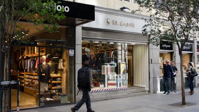Archivo - Gente paseando frente a las tiendas
