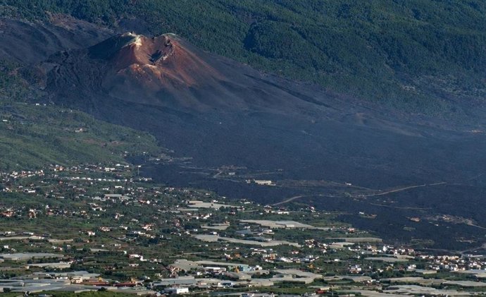 Valle de Aridane con el volcán Tajogaite, en la isla de La Palma