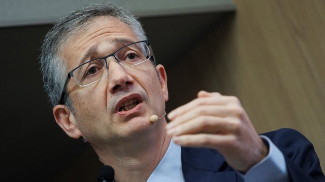 Archivo - El gobernador del Banco de España, Pablo Hernández de Cos, interviene durante un encuentro con estudiantes organizado por CUNEF Universidad, en el Aula Magna del Campus Almansa, a 15 de febrero de 2024, en Madrid (España). El acto se encuadra en