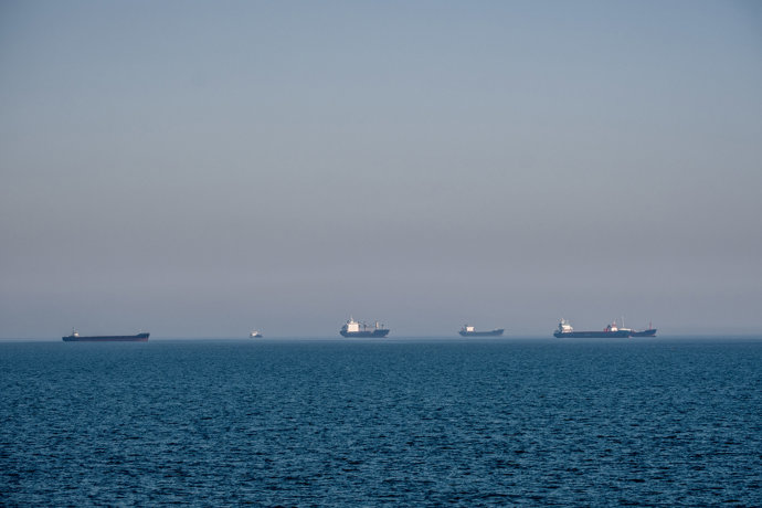 Varios buques en el Mar Negro.
