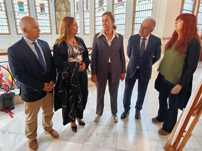 Ángeles Armisén y el vicepresidente Urbano Alonso, junto con el delegado de la Junta, José Antonio Rubio, la decana del Colegio de Arquitectos de León, Eva Testa, y la comisaria del evento, Pilar Diez, en la apertura del 9º Meeting Terra Ibérica.