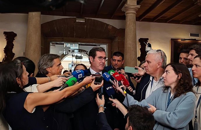 El presidente de la CEOE, Antonio Garamendi, atiende a los medios en Oviedo.