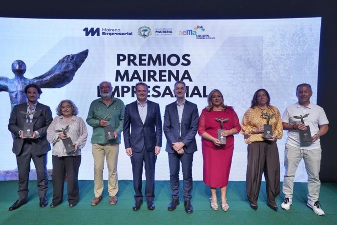 Imagen de los galardonados en los Premios Mairena Empresarial 2026.