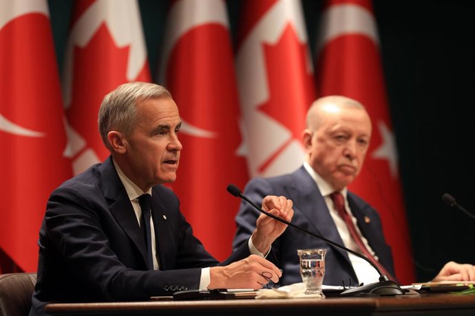 ANCARA, 22 de outubro de 2026  -- O primeiro-ministro canadense Mark Carney (à esquerda), em visita ao país, e o presidente turco Recep Tayyip Erdogan participam de uma coletiva de imprensa conjunta em Ancara, na Turquia, em 22 de outubro de 2026. A Turqu