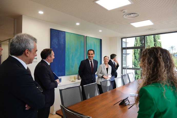 El consejero de Inteligencia Artificial, José Antonio Nieto, en la visita a KPMG.