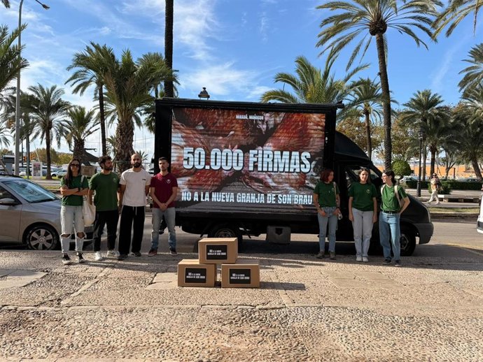 Animalistas entregan 50.000 firmas en contra de la macrogranja de Son Brau en Manacor