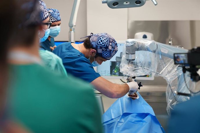 Un profesional de la UIC realiza la "primera" cirugía de implantes en Catalunya con un robot autónomo